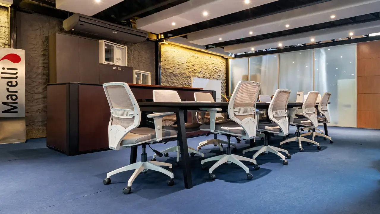 Showroom de sala de reuniões com mesa e cadeiras de escritório.